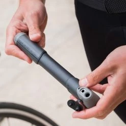 Goedkoop ⭐ BBB Cycling WindWave Minipomp - Fietspomp Met Drukmeter - Pomp Fiets Mini - 7 Bar - Zwart - 25 Cm - BMP-54 🛒 -MGO Leisure Wear winkel 550x366 133